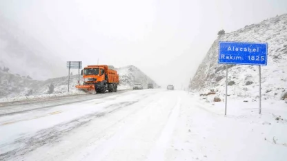 Antalya’ya kar yağışı aralıklarla devam ediyor