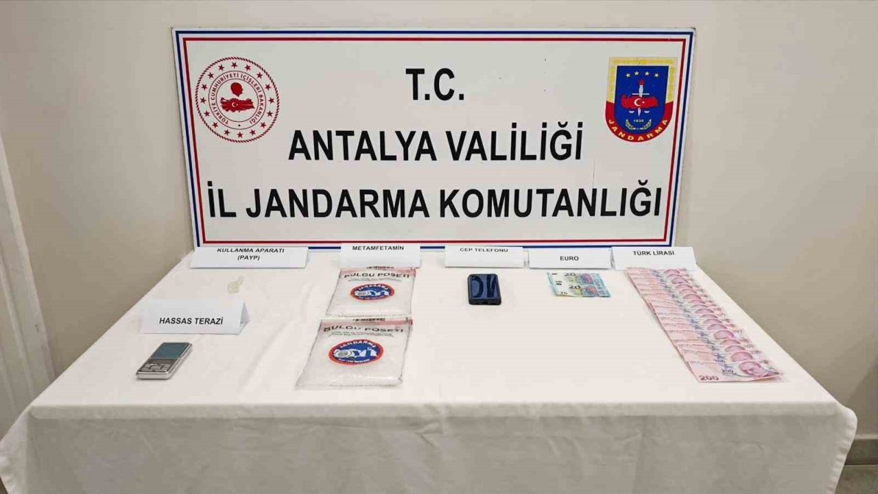 Araçta yapılan aramada 1 kilo 185 gram metamfetamin ele geçirdi