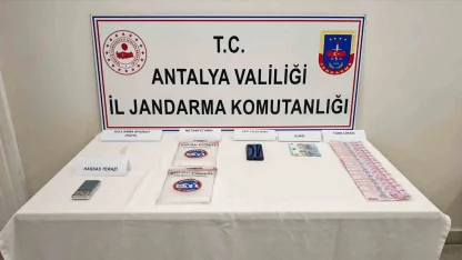 Araçta yapılan aramada 1 kilo 185 gram metamfetamin ele geçirdi