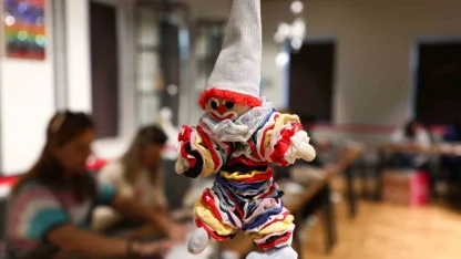 Atık kumaşlar kadınların emeğiyle yılbaşı maskotlarına dönüştü