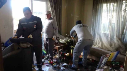 Bakımevine yerleştirilen yaşlı adamın evinden 2 kamyon çöp çıktı