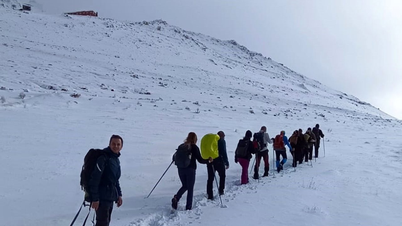 Beyaza bürünen zirvelere kar yürüyüşü
