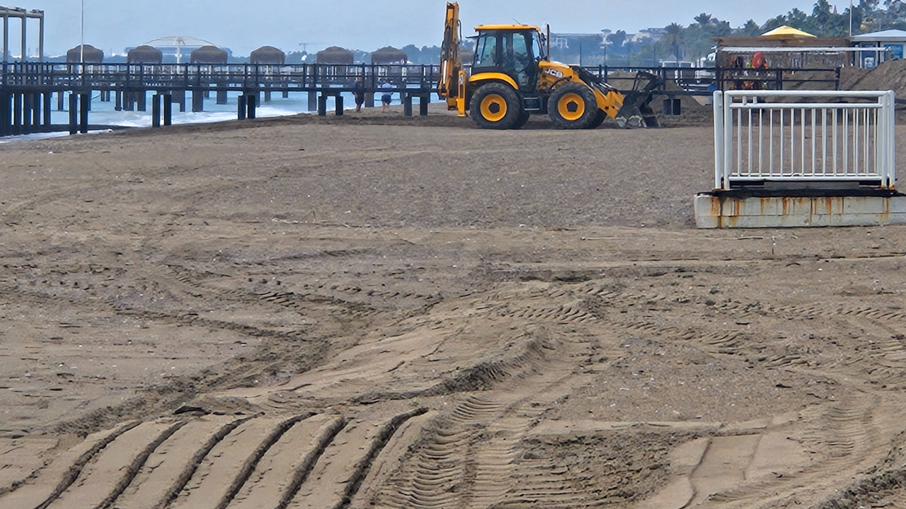 Caretta yuvası kumullar, iş makinesiyle ezildi