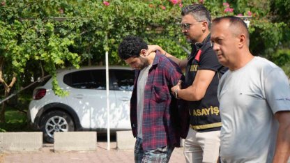 Cinayet davasında ilk kez hakim karşısına çıkan sanık: "Masanın üzerindeki bardağı alıp başına vurdum"