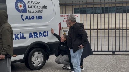 Dereye düşen araçtaki kadının cenazesi teslim alınırken "Gitme" feryadı yürekleri dağladı