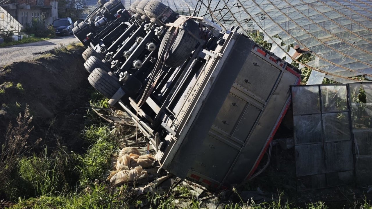 Gazipaşa’da devrilen kamyonun sürücüsü yaralandı
