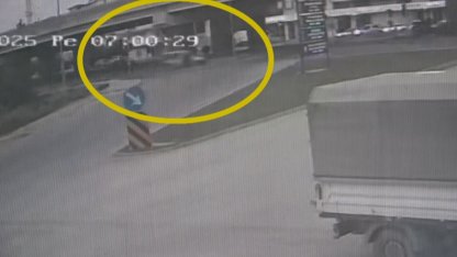 Hafif ticari aracın çarptığı yaya yola savruldu, kaza anı güvenlik kamerasına yansıdı