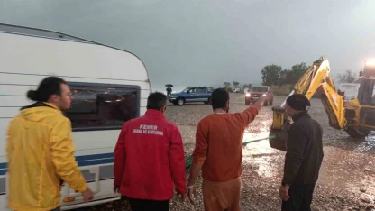 Karavanla denize sürüklenen Rus turistler kurtarıldı