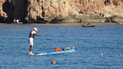 Karlı dağların gölgesinde 20 derecelik sıcak havada deniz keyfi yaptılar