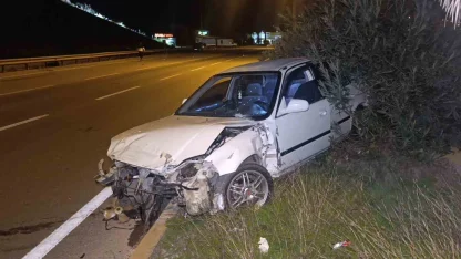 Kaza yapan otomobil refüjde terk edilmiş bulundu