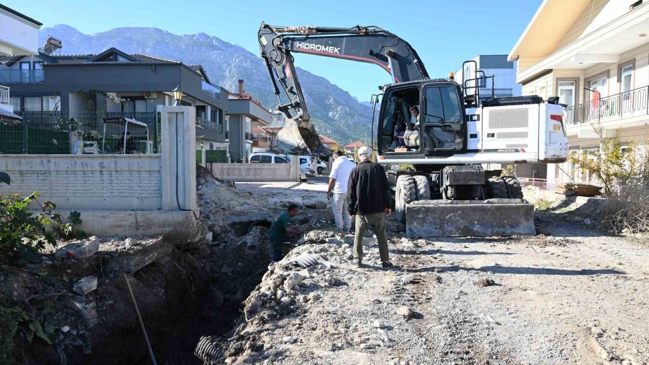 Kemer Kuzdere’de yağmur suyu drenaj hattı çalışmaları