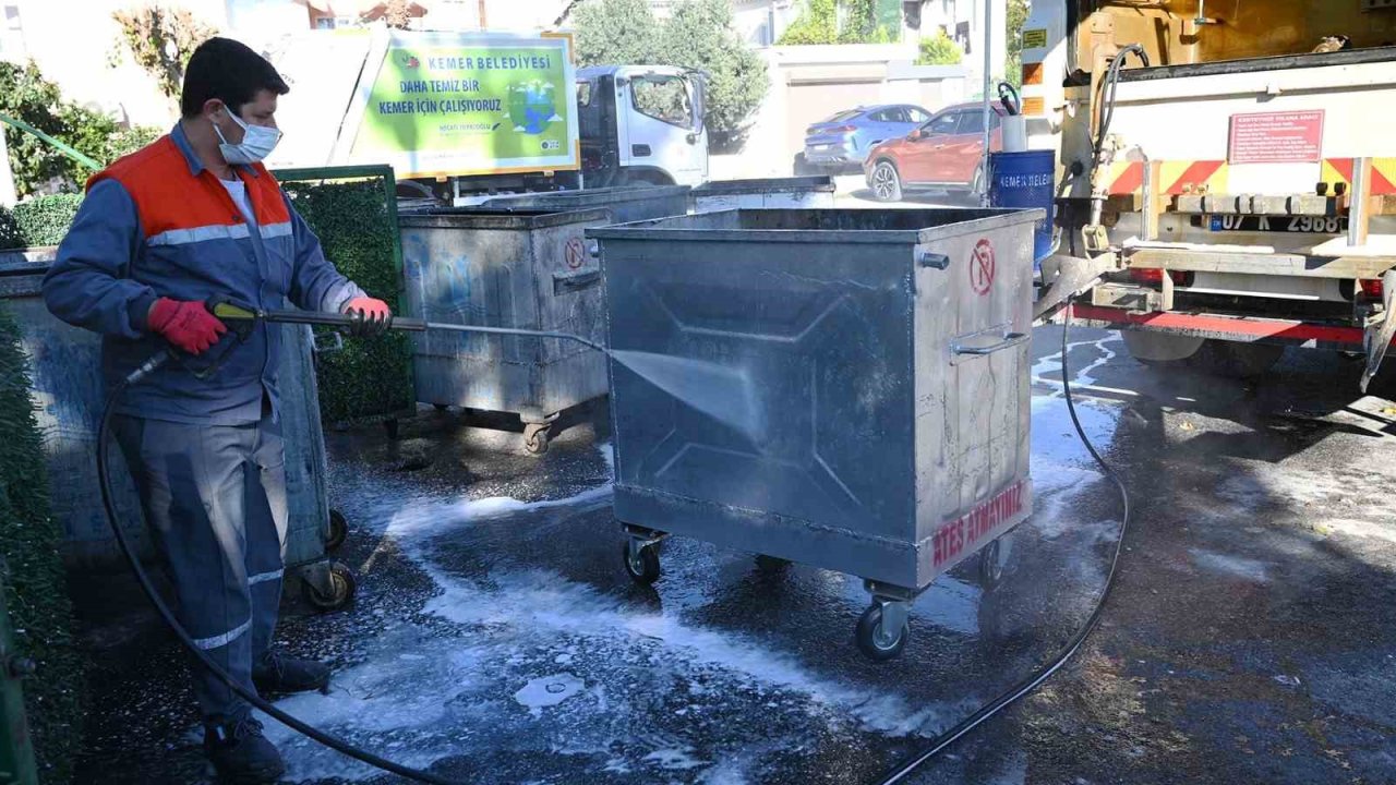 Kemer’de çöp konteynerleri dezenfekte ediliyor