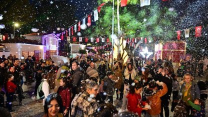 Kepez’de yeni yıl heyecanı suni kar yağışıyla başladı