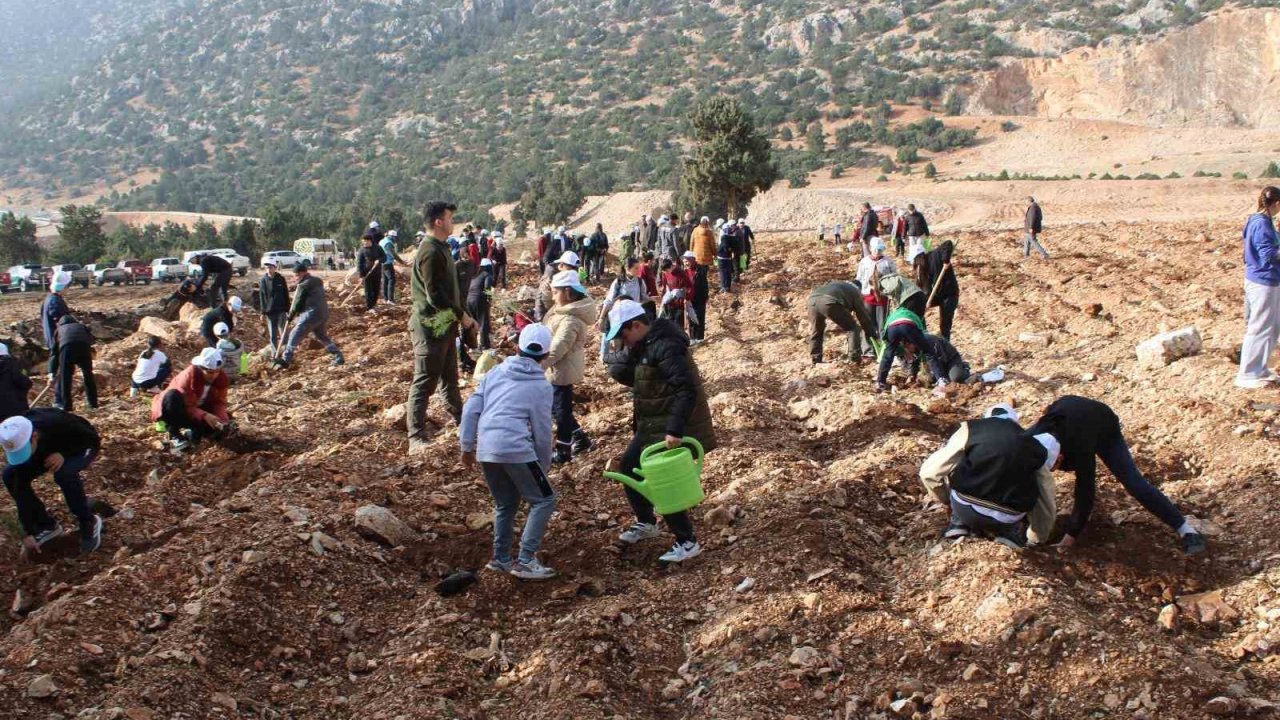 Korkuteli’nde 3 bin fidan toprakla buluştu