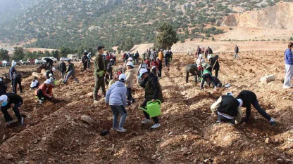 Korkuteli’nde 3 bin fidan toprakla buluştu