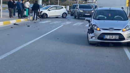 Manavgat’ta iki otomobil çarpıştı, sürücülerden biri yaralandı
