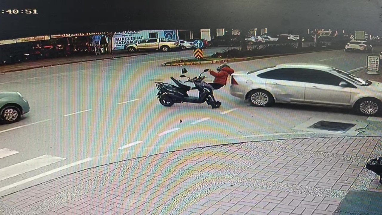 Manavgat’ta otomobille çarpışan motosiklet sürücüsü yaralandı