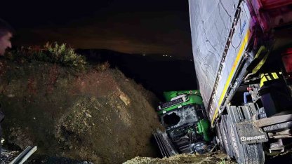 Manavgat’ta şarampole devrilen tırın sürücüsü ağır yaralandı