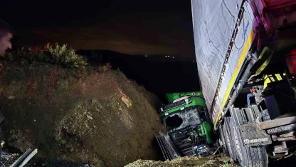Manavgat’ta şarampole devrilen tırın sürücüsü ağır yaralandı