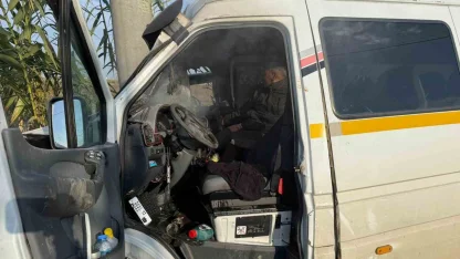 Minibüs elektrik direğine çarptı: 2 yolcu yaralandı