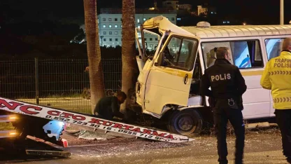 Minibüs refüje çıktı: Alkollü sürücü yaralandı