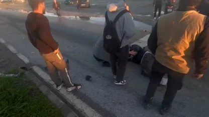 Otomobille çarpışan motosikletli metrelerce havaya savruldu