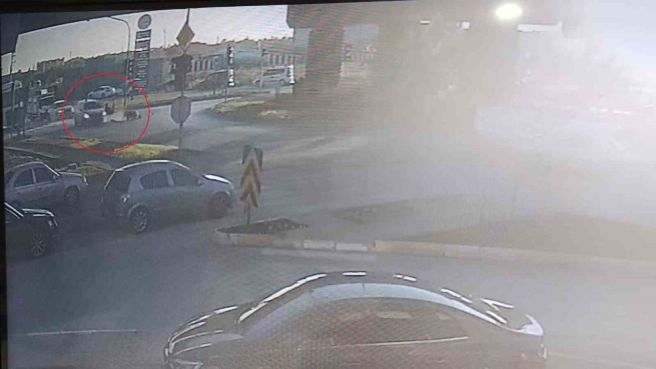 Otomobille çarpışan motosikletli yola savruldu: 1 yaralı