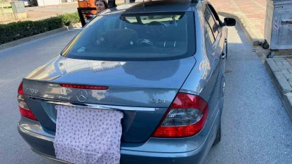 Plakası bezle kapatılan Mercedes plakasız çıktı