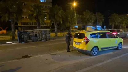 Serik’te ticari taksi ile kamyonet çarpıştı: 2 yaralı