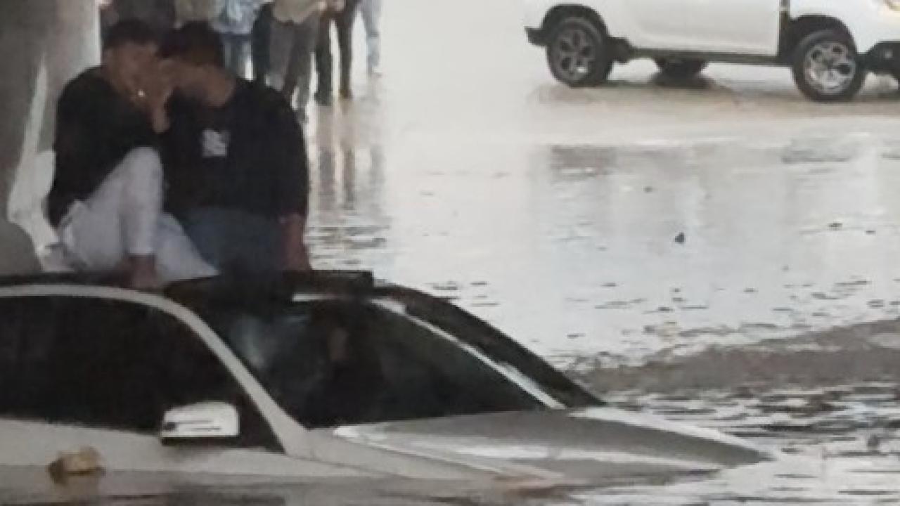 Suda mahsur kalan araçtaki 2 kişiyi itfaiye ekipleri kurtardı