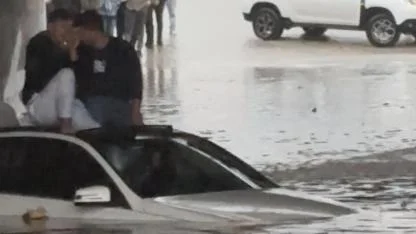 Suda mahsur kalan araçtaki 2 kişiyi itfaiye ekipleri kurtardı