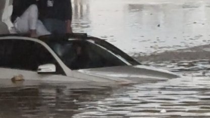 Suda mahsur kalan araçtaki 2 kişiyi itfaiye ekipleri kurtardı