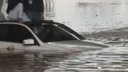 Suda mahsur kalan araçtaki 2 kişiyi itfaiye ekipleri kurtardı