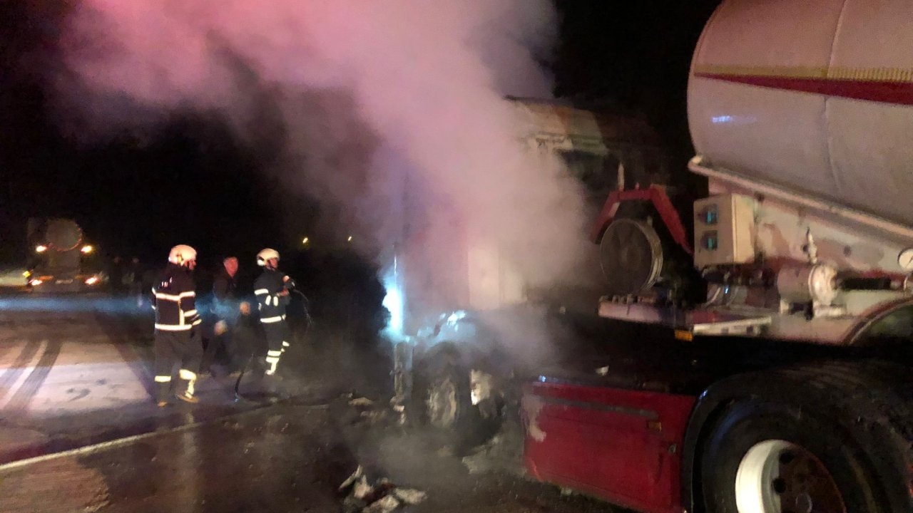 TIR yangında kullanılamaz hale geldi