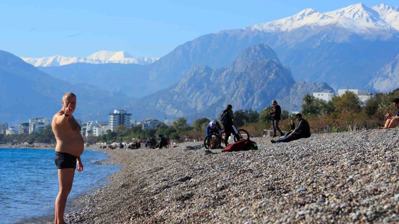 Türkiye karla mücadele ederken Antalya’da deniz sefası