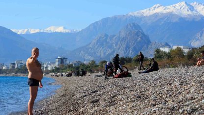Türkiye karla mücadele ederken Antalya’da deniz sefası