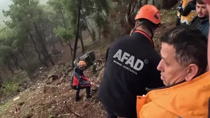 Uçurumdan yuvarlanan sürücüyü AFAD ve itfaiye ekipleri kurtardı