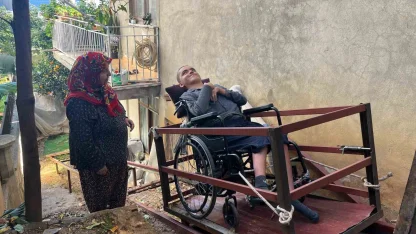 "Üvey oğlum" demedi, engelli oğluna eğitimi için hamallık yaparak evine raylı sistem kurdu