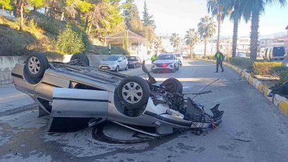 Virajı alamayan otomobil refüjdeki aydınlatma direğine çarpıp takla attı: 2 yaralı
