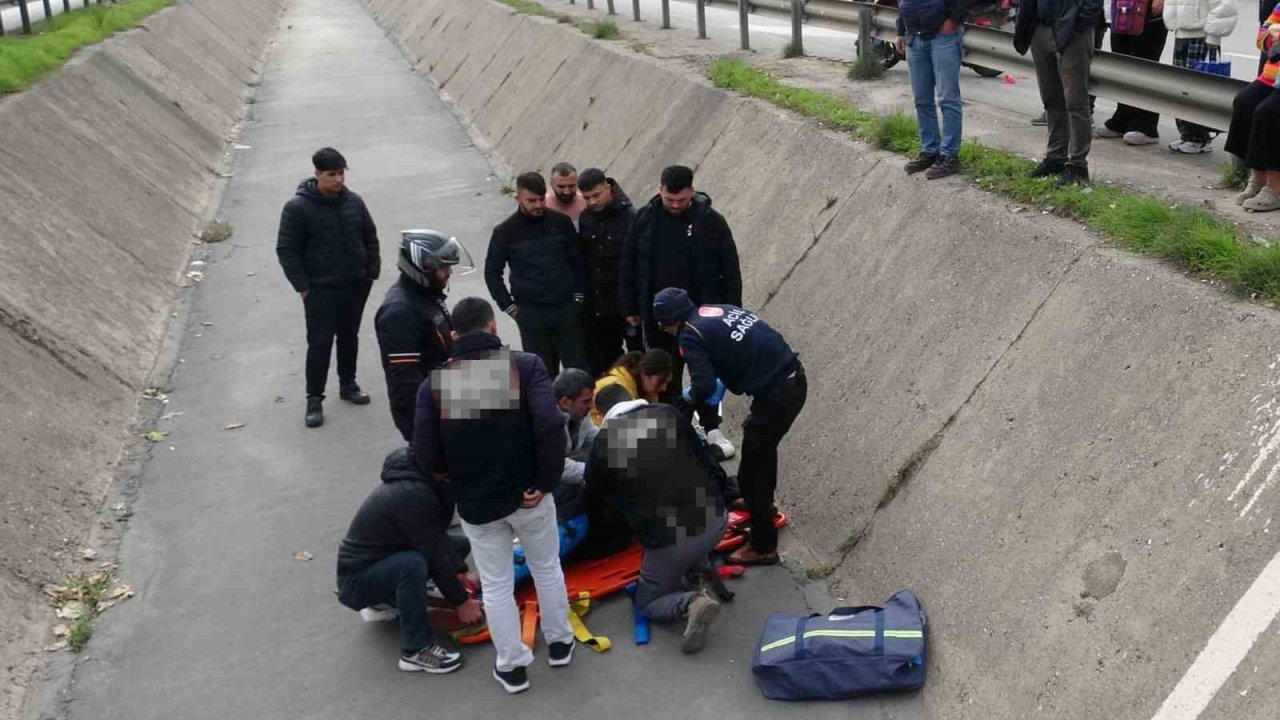 Yayaya yol veren motosikletli arkasından gelen otomobilin çarpmasıyla kanala uçtu