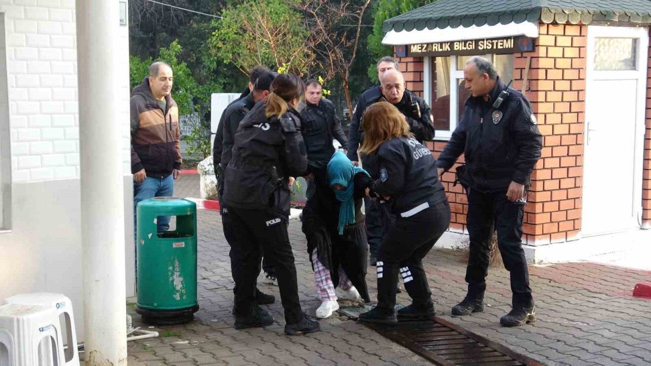 Yola bıraktığı çanta polisi alarma geçirdi, gözaltına alınırken güçlük yaşattı