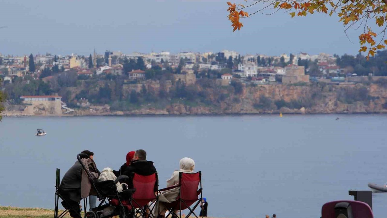 14 ilde ’sarı kod’ uyarısı verilirken, Antalya’da bahar havası yaşandı