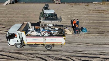 5 saatte sahilden 52 torba çöp topladılar