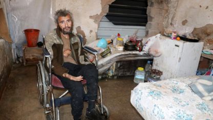 Muşambayla çevrili alanda yaşam mücadelesi veren engelli, hastaneye yatırıldı