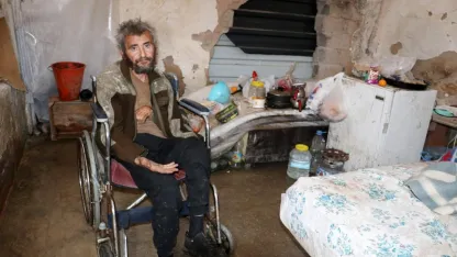 Muşambayla çevrili alanda yaşam mücadelesi veren engelli, hastaneye yatırıldı