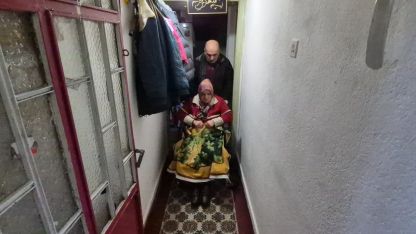 Ağaçtan düşüp omurgası kırılan eşinin en büyük destekçisi oldu