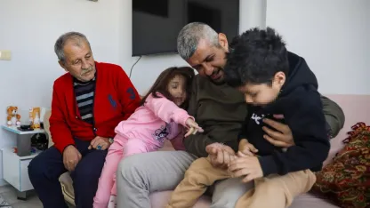 Dede ile 3 torunu, yeni yuvalarına kavuştu