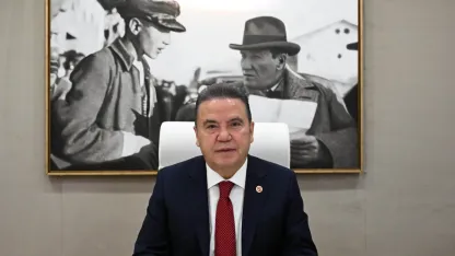 Muhittin Böcek, Ali Mahir Başarır'a hediye edeceğini söyleyip daire istemiş