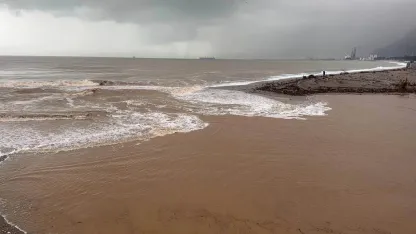 Konyaaltı Sahili'nde denizin rengi kahverengiye döndü