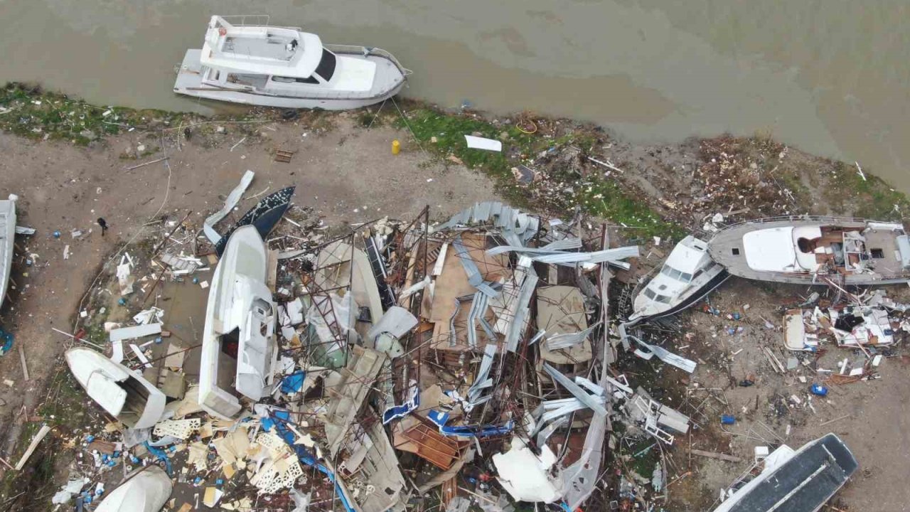 Aksu’da sel ve hortum felaketi: Milyonluk tekneler parçalandı, 700 dönüm alanda seralar sular altında kaldı